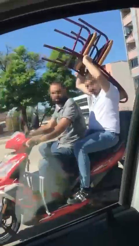 Bursa’da Seyir Halindeki Motosiklette Sandalye Taşıdı