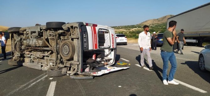 Elazığ’da Otomobil Ambulansa Çarptı: 3 Yaralı