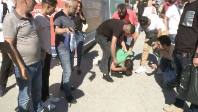 Fatih’te Otomobilden Hırsızlık Yapan Zanlıyı Vatandaşlar Metrelerce Kovaladı