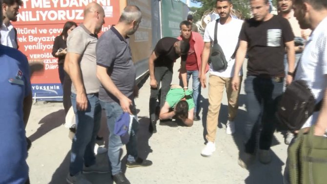 Fatih’te Otomobilden Hırsızlık Yapan Zanlıyı Vatandaşlar Metrelerce Kovaladı