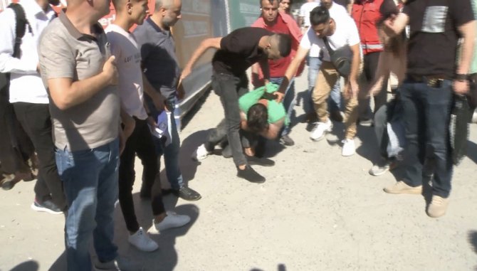 Fatih’te Otomobilden Hırsızlık Yapan Zanlıyı Vatandaşlar Metrelerce Kovaladı
