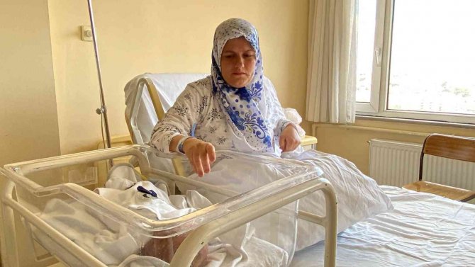 Doktorun “Kalk Git” Dediğini İddia Eden Hamile Kadın Evde Doğum Yaptı