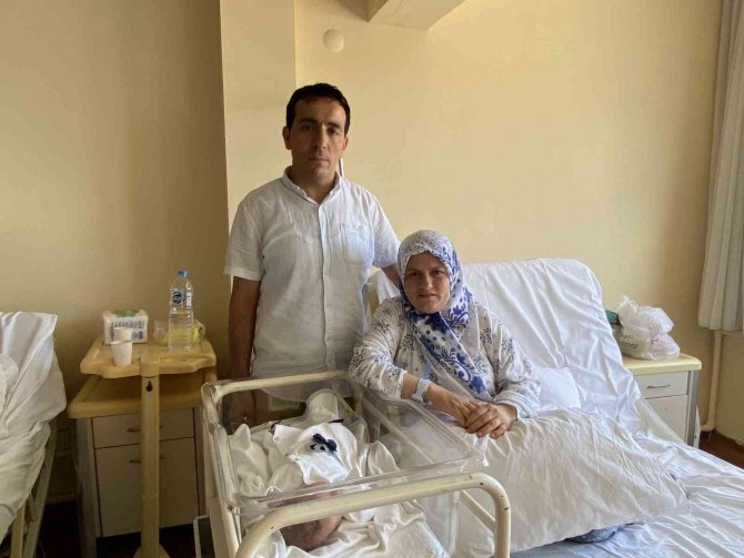 Doktorun “Kalk Git” Dediğini İddia Eden Hamile Kadın Evde Doğum Yaptı