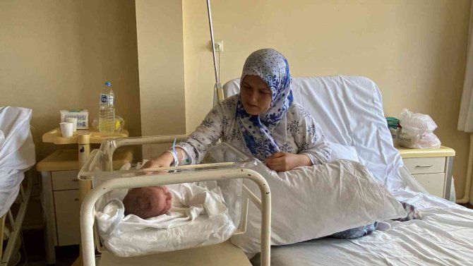 Doktorun “Kalk Git” Dediğini İddia Eden Hamile Kadın Evde Doğum Yaptı