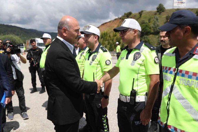 İ̇çişleri Bakanı Soylu Trafik Tedbirlerini Havadan Ve Karadan Denetledi