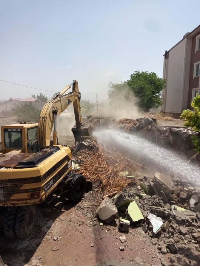 Iğdır’da Metruk Binalar Yıkılıyor