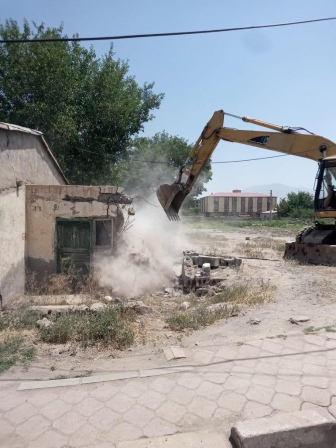 Iğdır’da Metruk Binalar Yıkılıyor