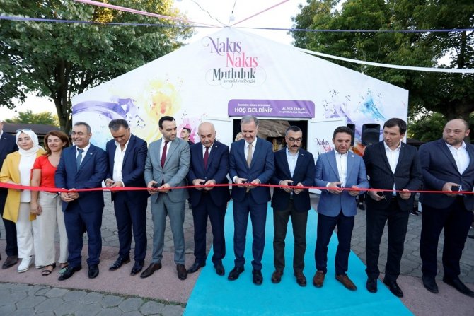 Festival Çadırında El Emeği Ürünler Sergilendi