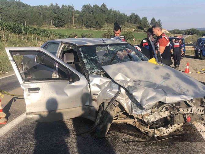 Otomobil İle Hafif Ticari Araç Çarpıştı, Araçtan Fırlayan Yolcu Öldü