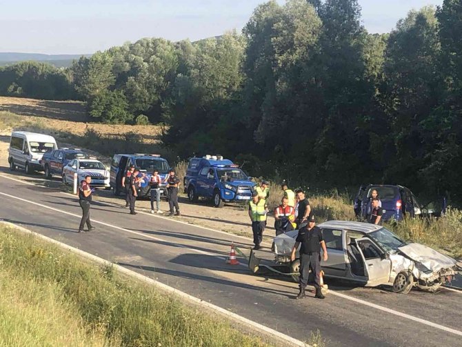 Otomobil İle Hafif Ticari Araç Çarpıştı, Araçtan Fırlayan Yolcu Öldü