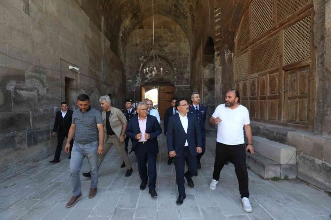1240 Yılında Selçuklu Veziri Tarafından Yaptırılan Karatay Hanı’nda İnceleme