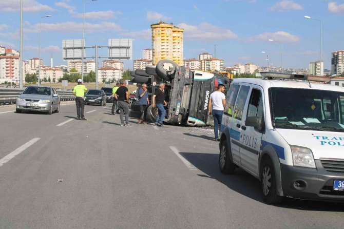 Mıcır Yüklü Kamyon Devrildi: 1 Yaralı