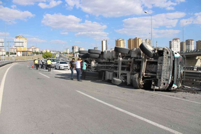 Mıcır Yüklü Kamyon Devrildi: 1 Yaralı