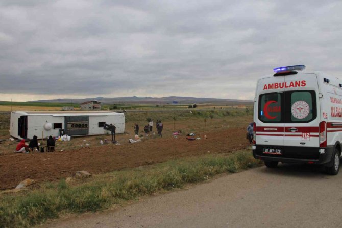Tur Otobüsü Devrildi, Çok Sayıda Yaralı Var