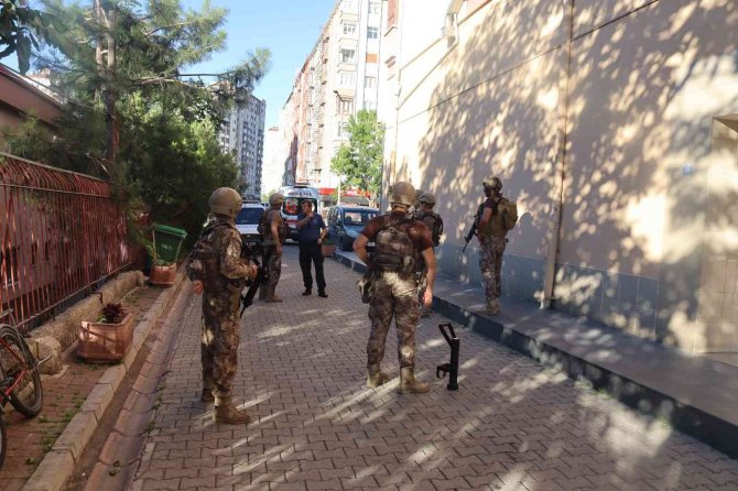 Ailesinden 9 Kişiyi Rehin Aldı