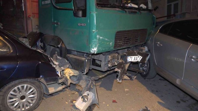 Freni Boşalan Kamyon 9 Araca Zarar Verdi