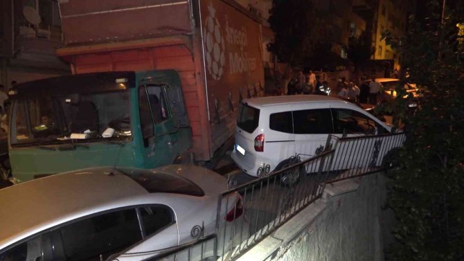 Freni Boşalan Kamyon 9 Araca Zarar Verdi