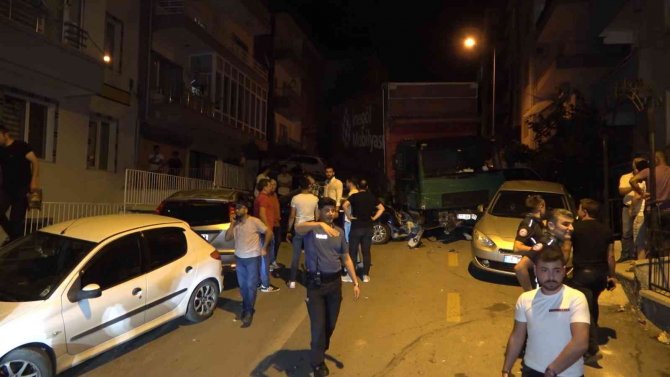 Freni Boşalan Kamyon 9 Araca Zarar Verdi
