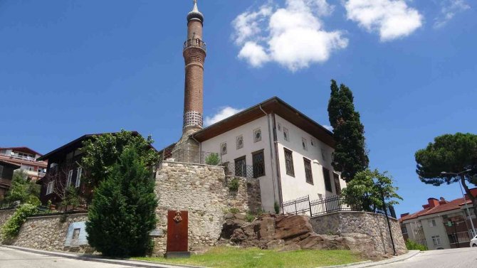 İ̇zmit’in İlk Camisi, Manevi İklimiyle Hayran Bırakıyor