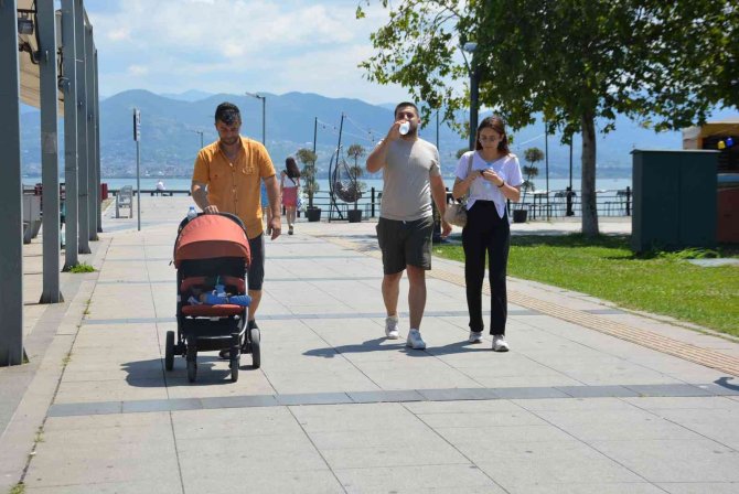 Kocaeli’de Sıcaktan Bunalan Soluğu Sahilde Aldı