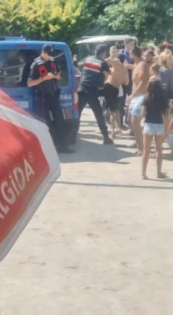 Tıklım Tıklım Olan Plajda Bir Garip Kavga