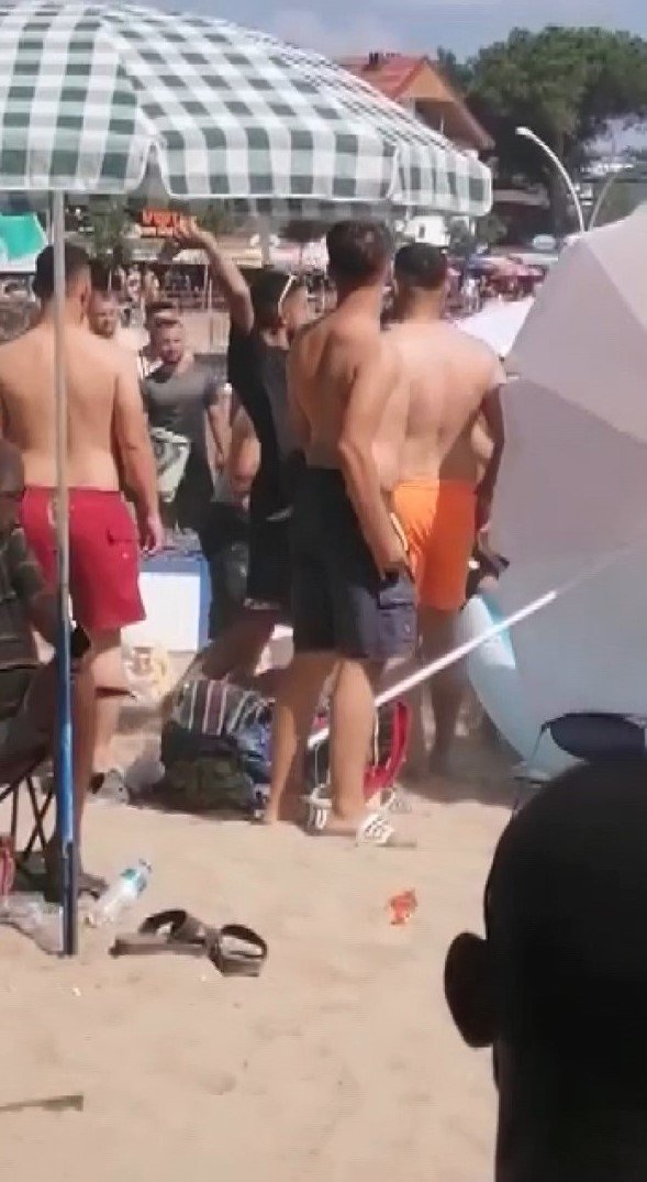 Tıklım Tıklım Olan Plajda Bir Garip Kavga