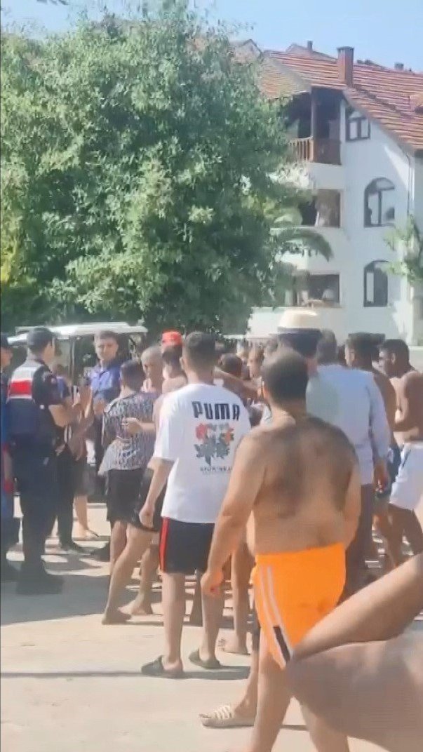 Tıklım Tıklım Olan Plajda Bir Garip Kavga