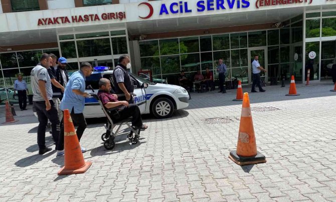 Polisler Kalp Krizi Geçiren Şahsı Ekip Otosuyla Hastaneye Yetiştirdi