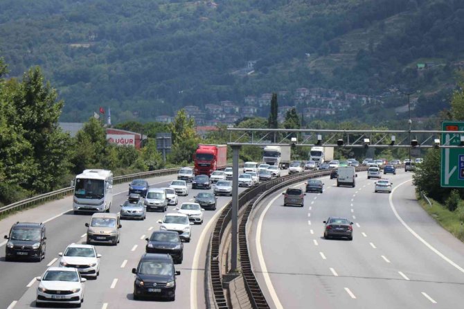 Tatilin Son Günü Anadolu Otoyolu’nda Akıcı Bir Yoğunluk Yaşanıyor