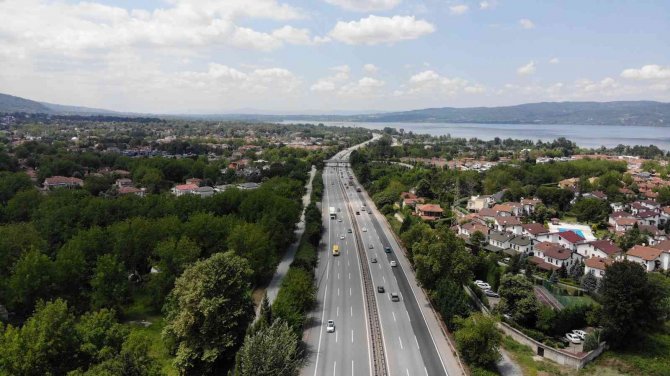 Tatilin Son Günü Anadolu Otoyolu’nda Akıcı Bir Yoğunluk Yaşanıyor