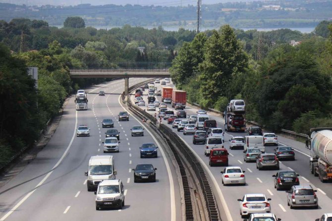 Tatilin Son Günü Anadolu Otoyolu’nda Akıcı Bir Yoğunluk Yaşanıyor