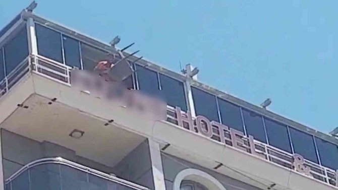 Manisa’da Saldırgan Şahıs Oteli Birbirine Kattı