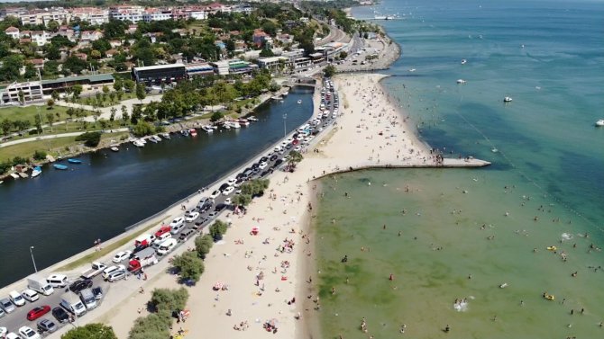 Menekşe Plajı’ndaki Yoğunluk Havadan Görüntülendi