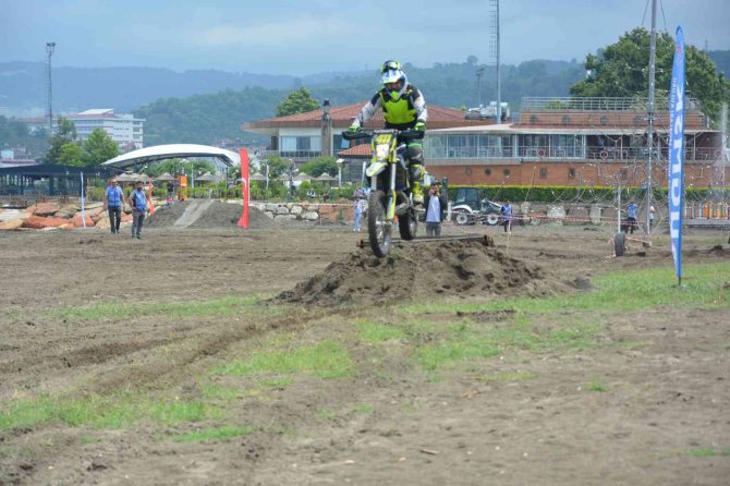 Kum Üzerindeki Motor Yarışları Nefes Kesti