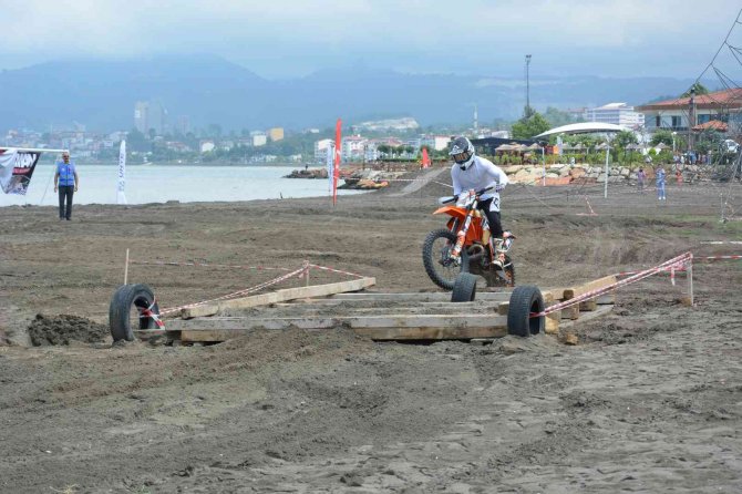 Kum Üzerindeki Motor Yarışları Nefes Kesti
