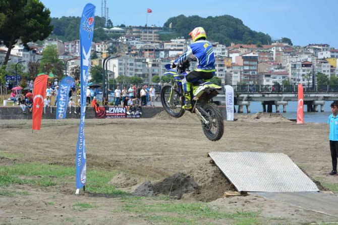 Kum Üzerindeki Motor Yarışları Nefes Kesti