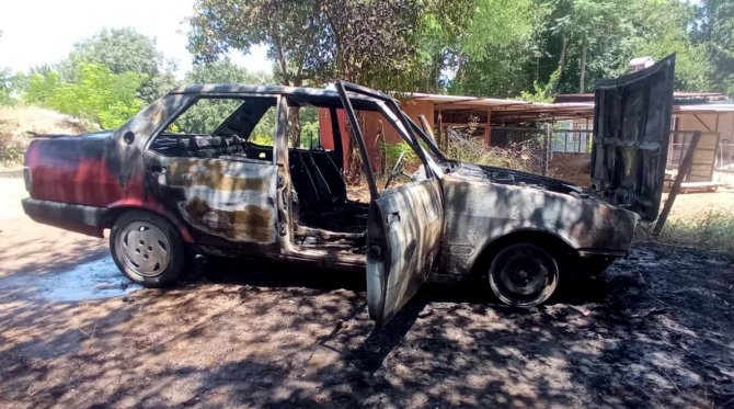 Osmaniye’de Park Halindeki Otomobil Alev Alev Yandı
