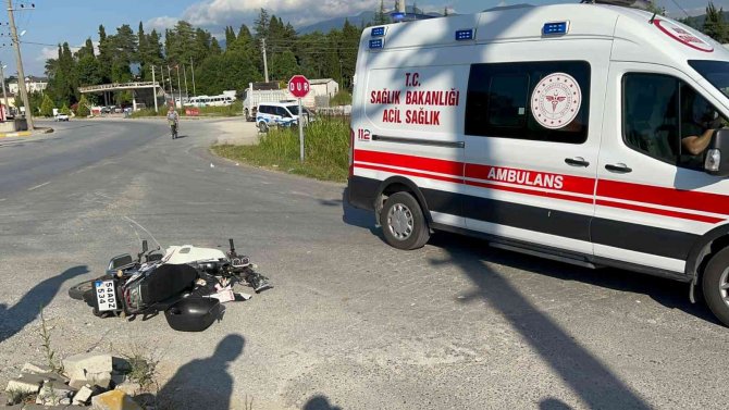 Otomobille Çarpışan Motosikletin Sürücüsü Ağır Yaralandı