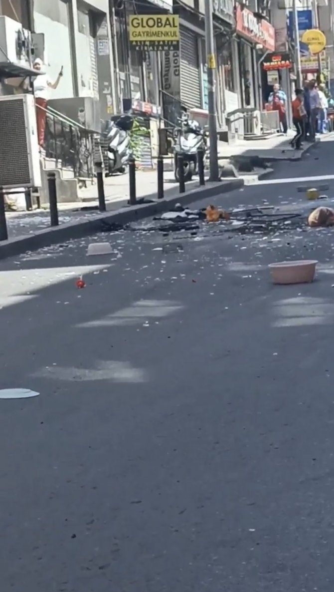 Şişli’de İlginç Anlar: Eşinin Tutuklandığını Öğrenince Eşyaları Sokağa Attı