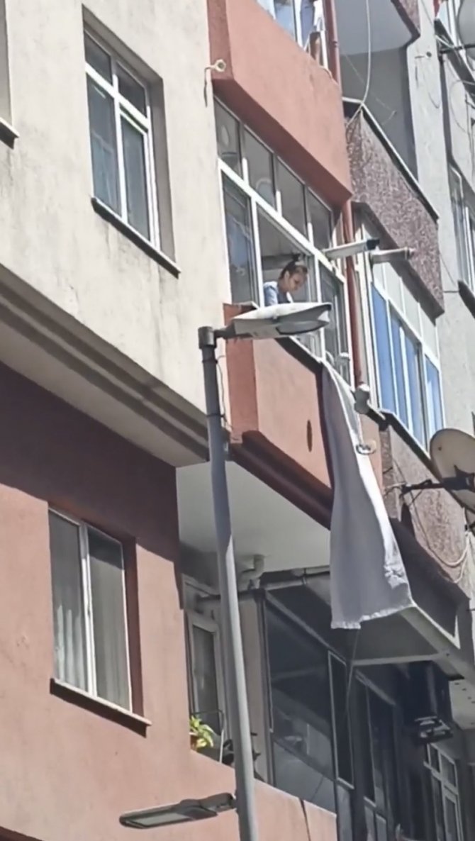 Şişli’de İlginç Anlar: Eşinin Tutuklandığını Öğrenince Eşyaları Sokağa Attı