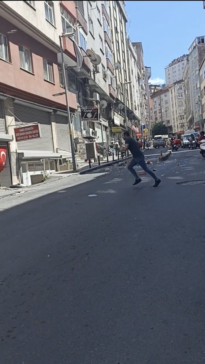 Şişli’de İlginç Anlar: Eşinin Tutuklandığını Öğrenince Eşyaları Sokağa Attı