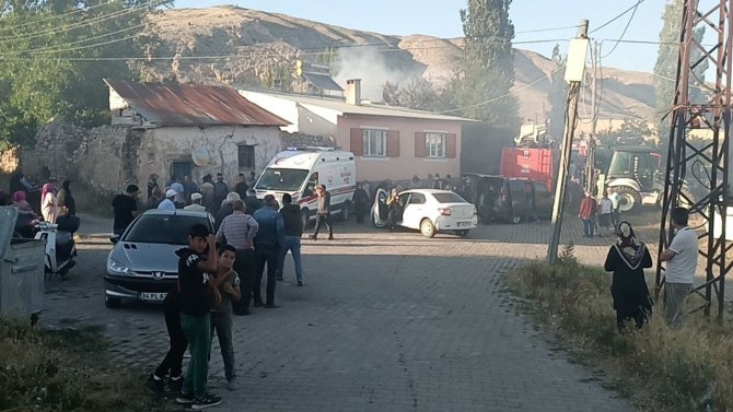 Evde Çıkan Yangın Başka Bir Ev Ve İki Ahıra Sıçradı