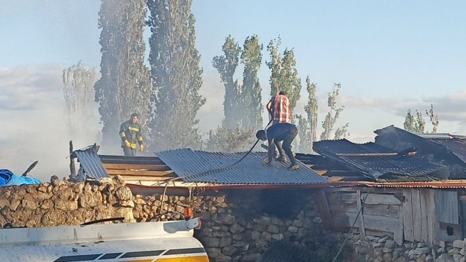 Evde Çıkan Yangın Başka Bir Ev Ve İki Ahıra Sıçradı