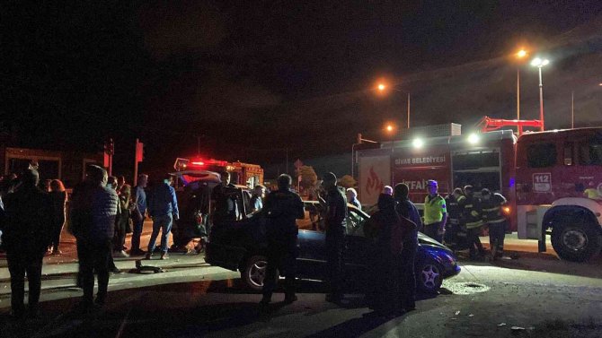 Sivas’ta Trafik Kazası: 10 Yaralı