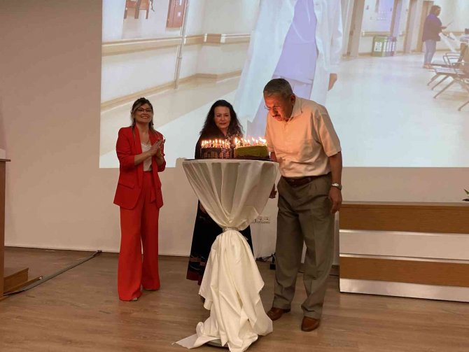 72 Yaşında Doktorluğa Veda Eden Latif Hoca: “Doktorlarımız Gitmesin, Memleketin Onlara İhtiyacı Var”