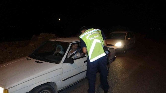 Jandarmayı Görünce Aracı Bırakıp Kaçtı