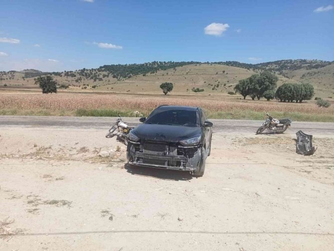 2 Motosiklet Bir Otomobiller Çarpıştı, Kazada 3 Kişi Yaralandı