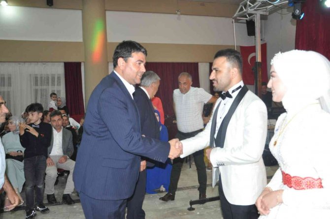 Dp Genel Başkanı Uysal Evlenen Genç Çifte Oyun Havasında Eşlik Etti