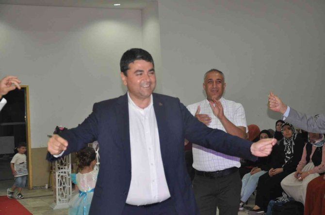 Dp Genel Başkanı Uysal Evlenen Genç Çifte Oyun Havasında Eşlik Etti