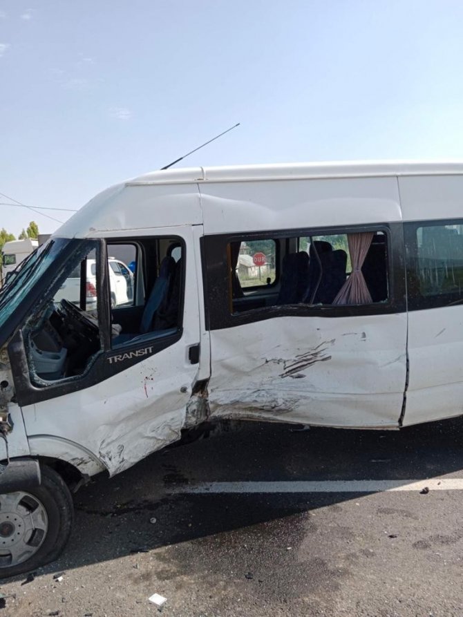 Ağrı’da Meydana Gelen Trafik Kazasında 12 Kişi Yaralandı